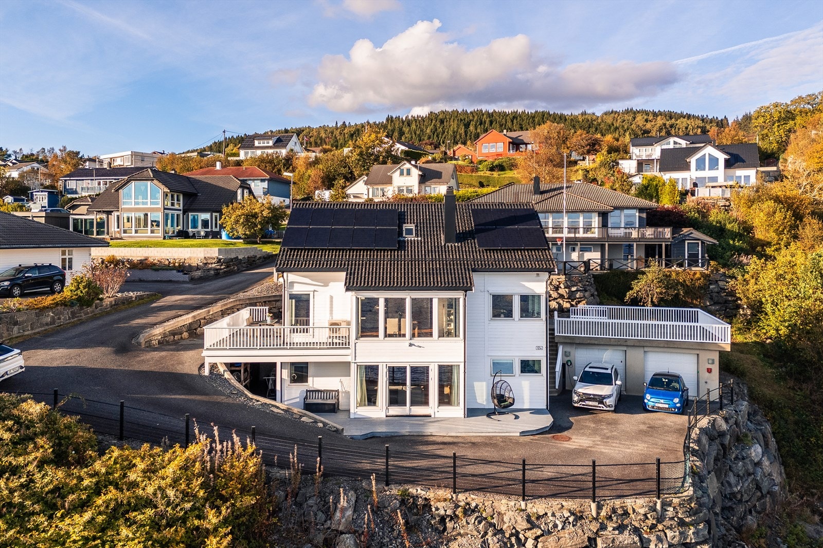 En majestetisk enebolig over tre plan med ekstern dobbelgarasje Galleribilde