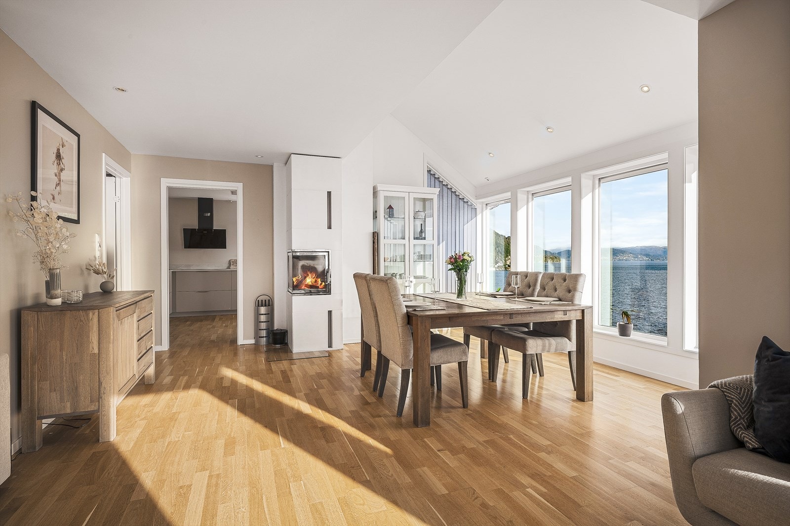 Igjennom spisestuen, forbi peisen så kommer en inn til boligens kjøkken Galleribilde