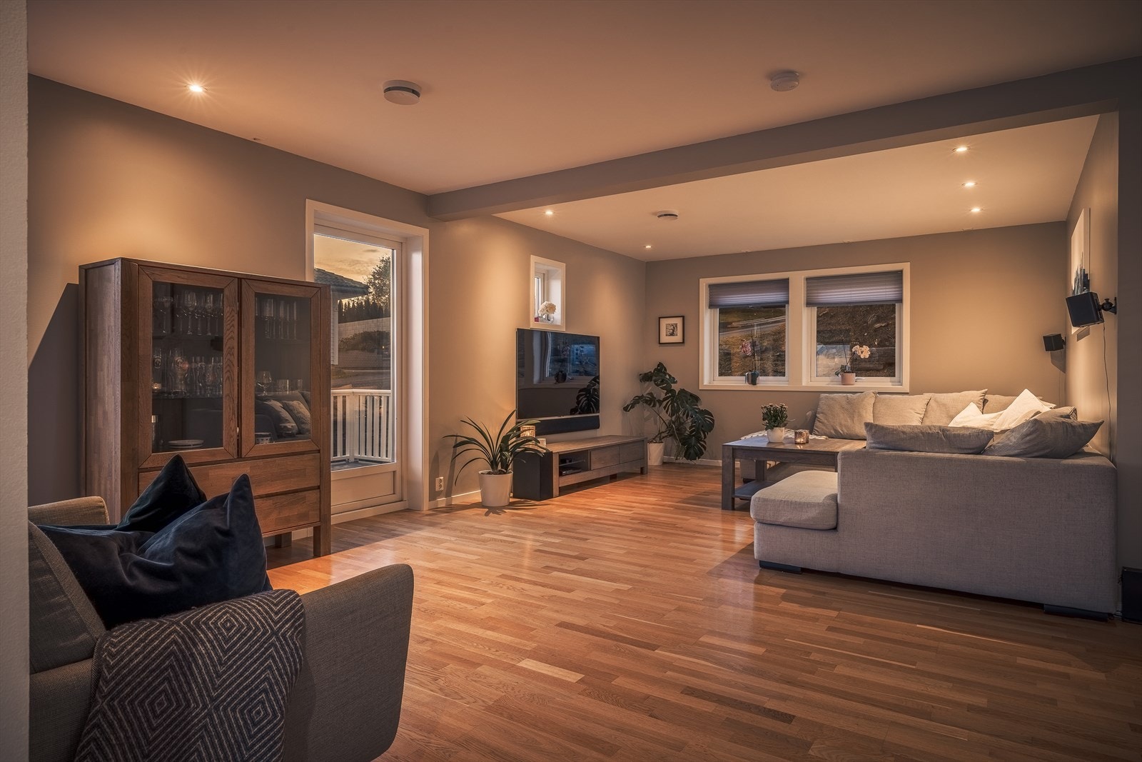 Stuen går over 45,7m² og har utgang til boligens balkong Galleribilde