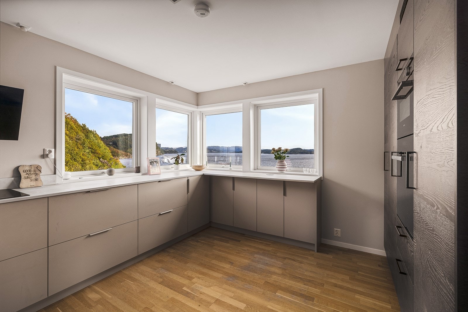 På høyre side har en integrert komfyr og mikro i ståhøyde for optimal bruk Galleribilde