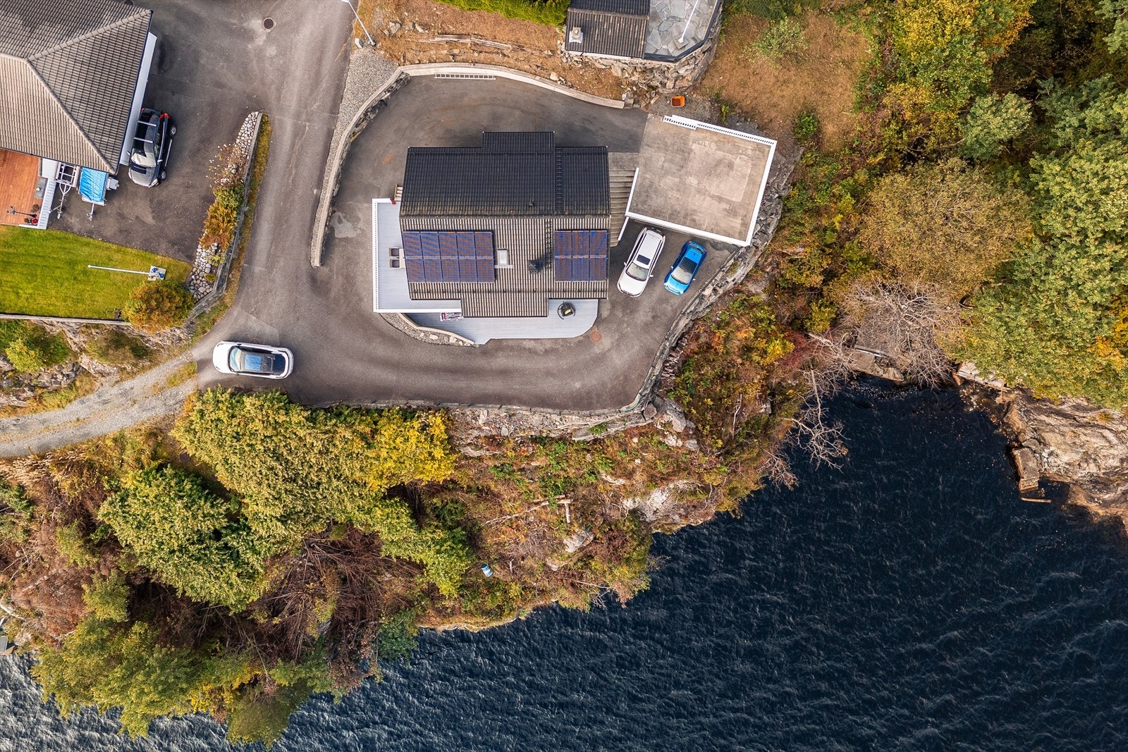 Boligen har solcellepanel på taket og eiendommen ligger helt i sjøkanten Galleribilde