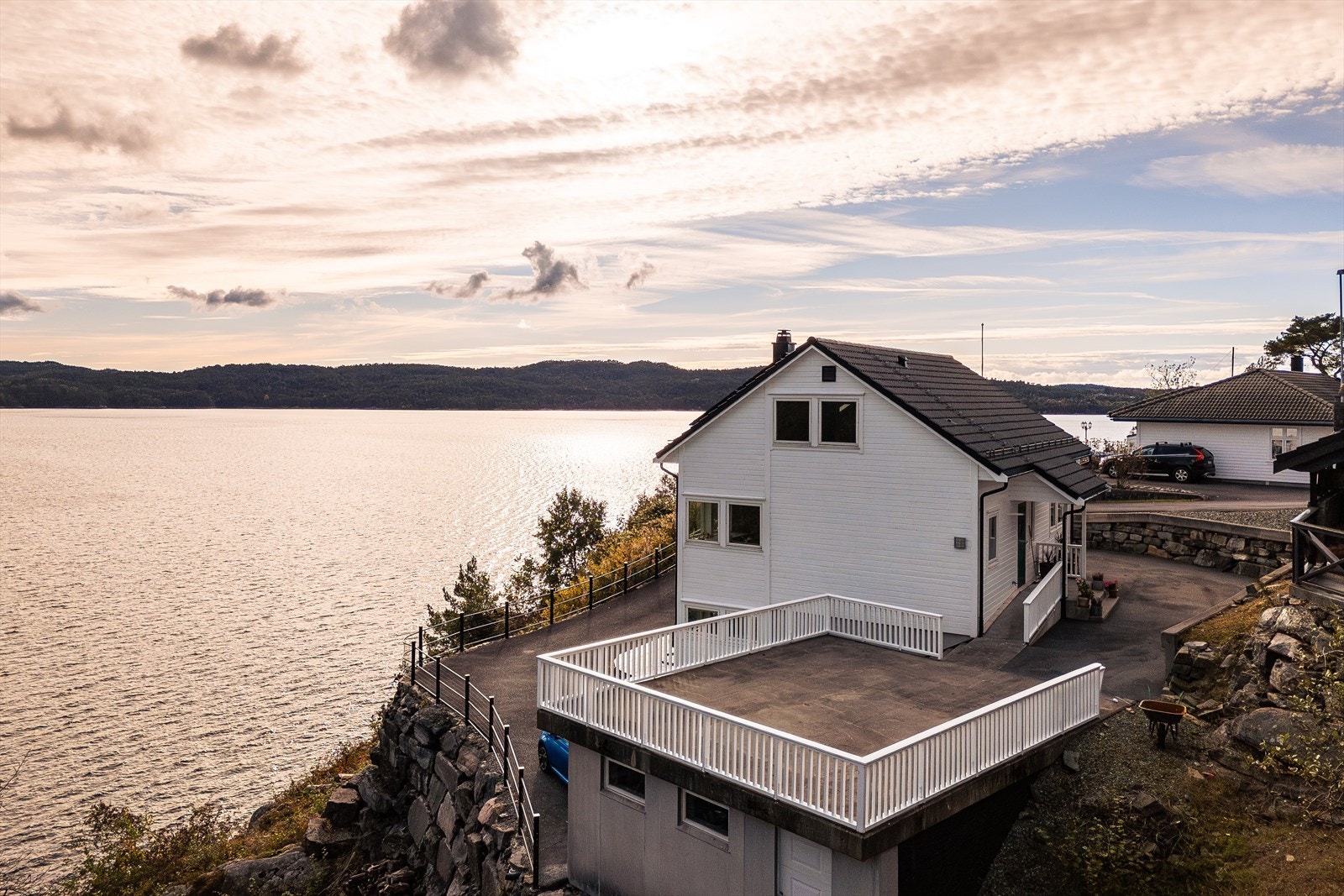 Fantastisk eiendom ved fjorden med nydelig utsikt. Perfekt beliggenhet for de som ønsker ro og naturskjønn omgivelse. Galleribilde