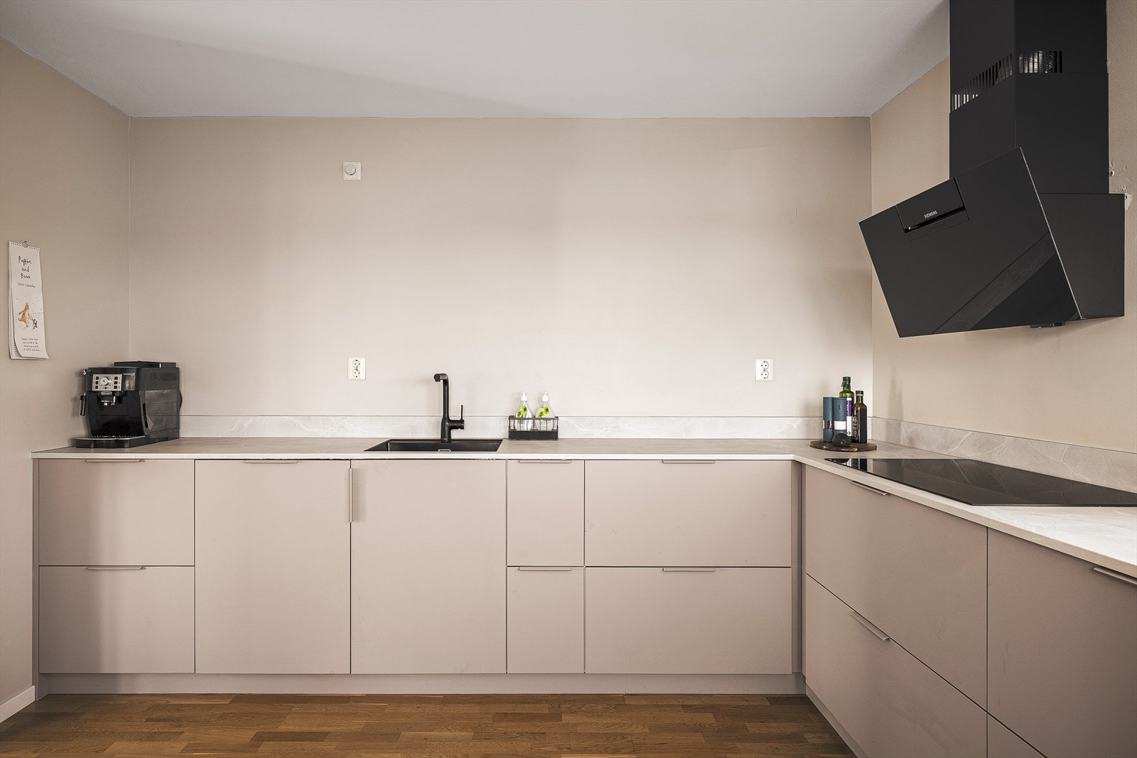 På kjøkkenet er det godt med skap og skuffeplass Galleribilde