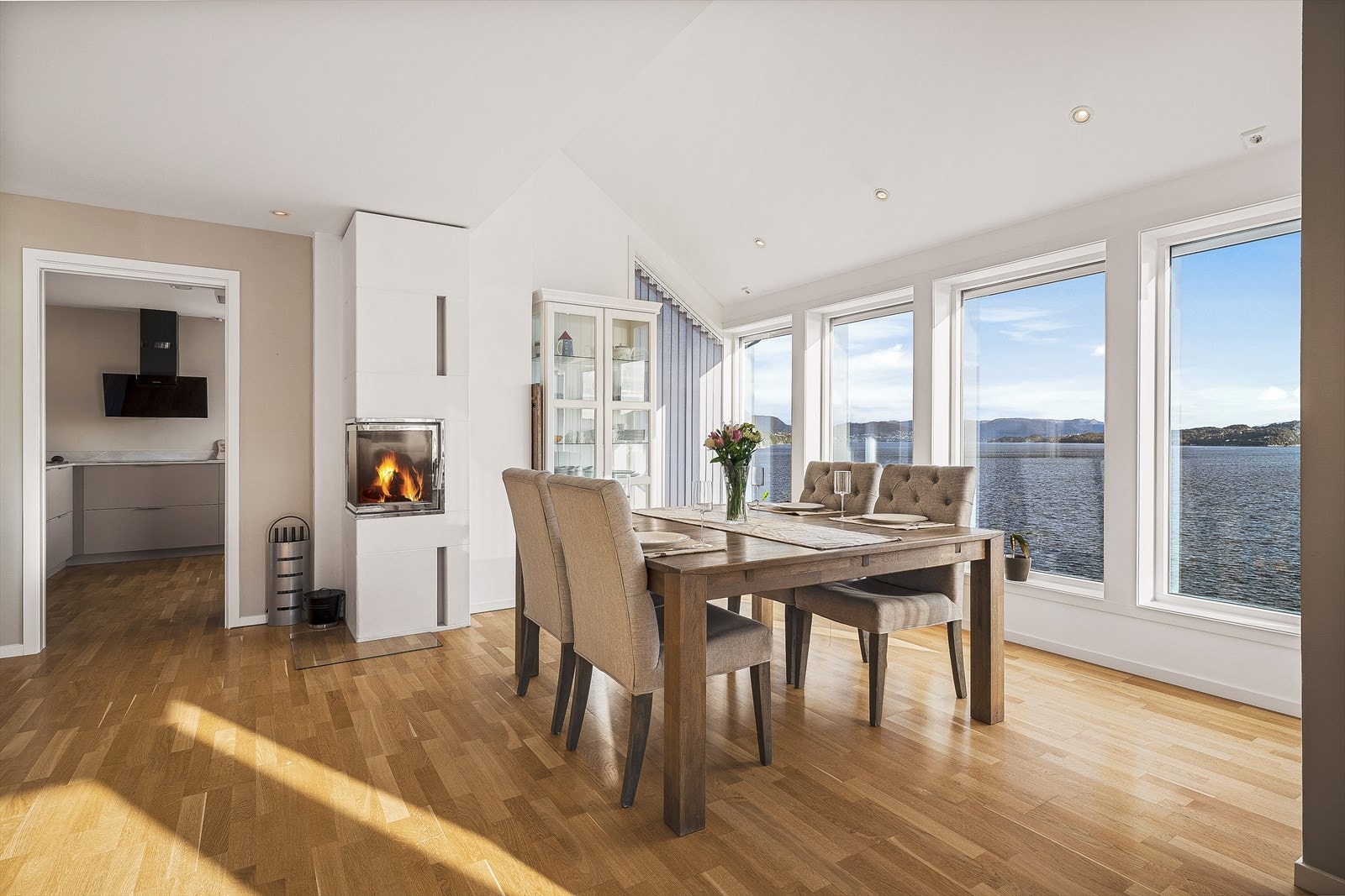 Spisestuen er plassert mellom stuen og kjøkkenet Galleribilde