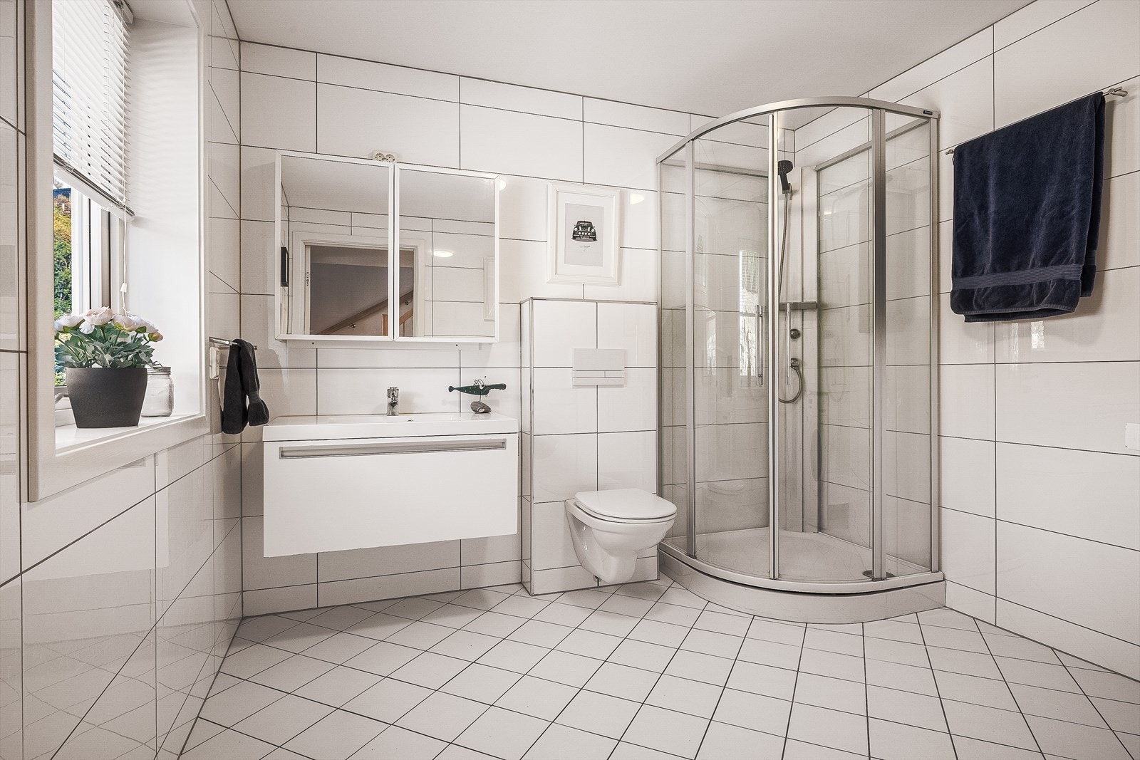 Og har innredning som veggmontert toalett, dusjkabinett og opplegg for vaskemaskin. Det er varmekabler i gulvet Galleribilde