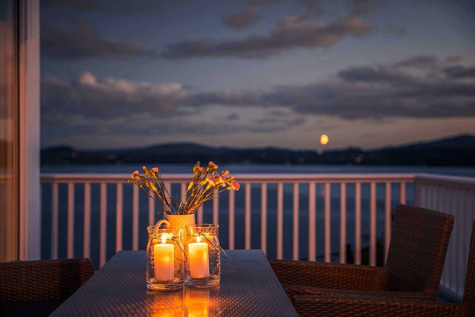 Nyt en fantastisk utsikt over fjorden fra denne idylliske balkongen, perfekt for avslappende kvelder med levende lys. Galleribilde
