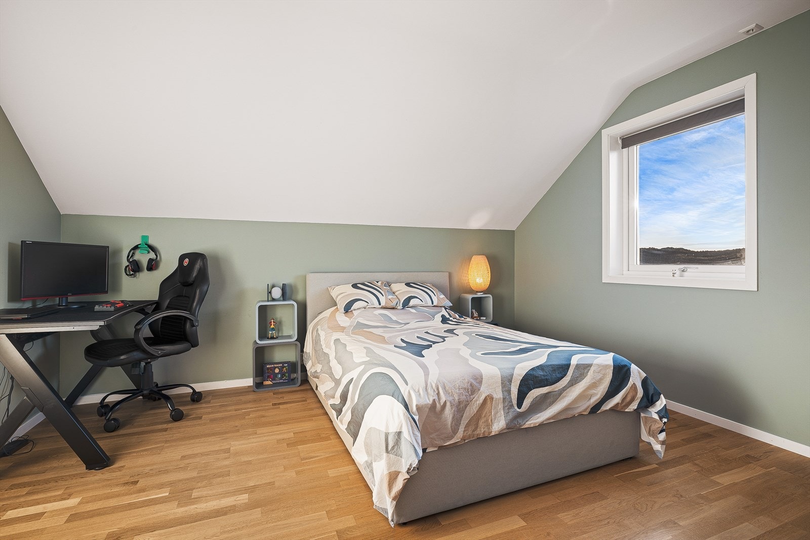 Stort vindu gir godt med lys-innslipp Galleribilde