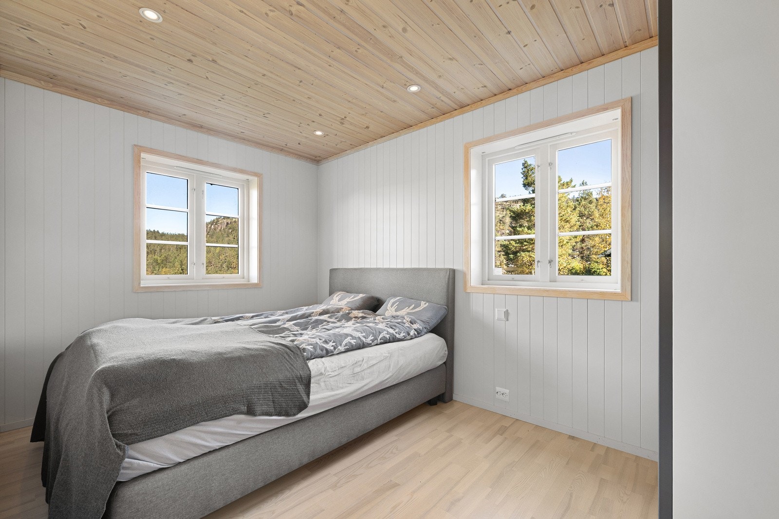 Alle rommene er av god størrelse og gir fleksible møbleringsmuligheter, med plass til dobbeltseng, nattbord og kommode. Galleribilde