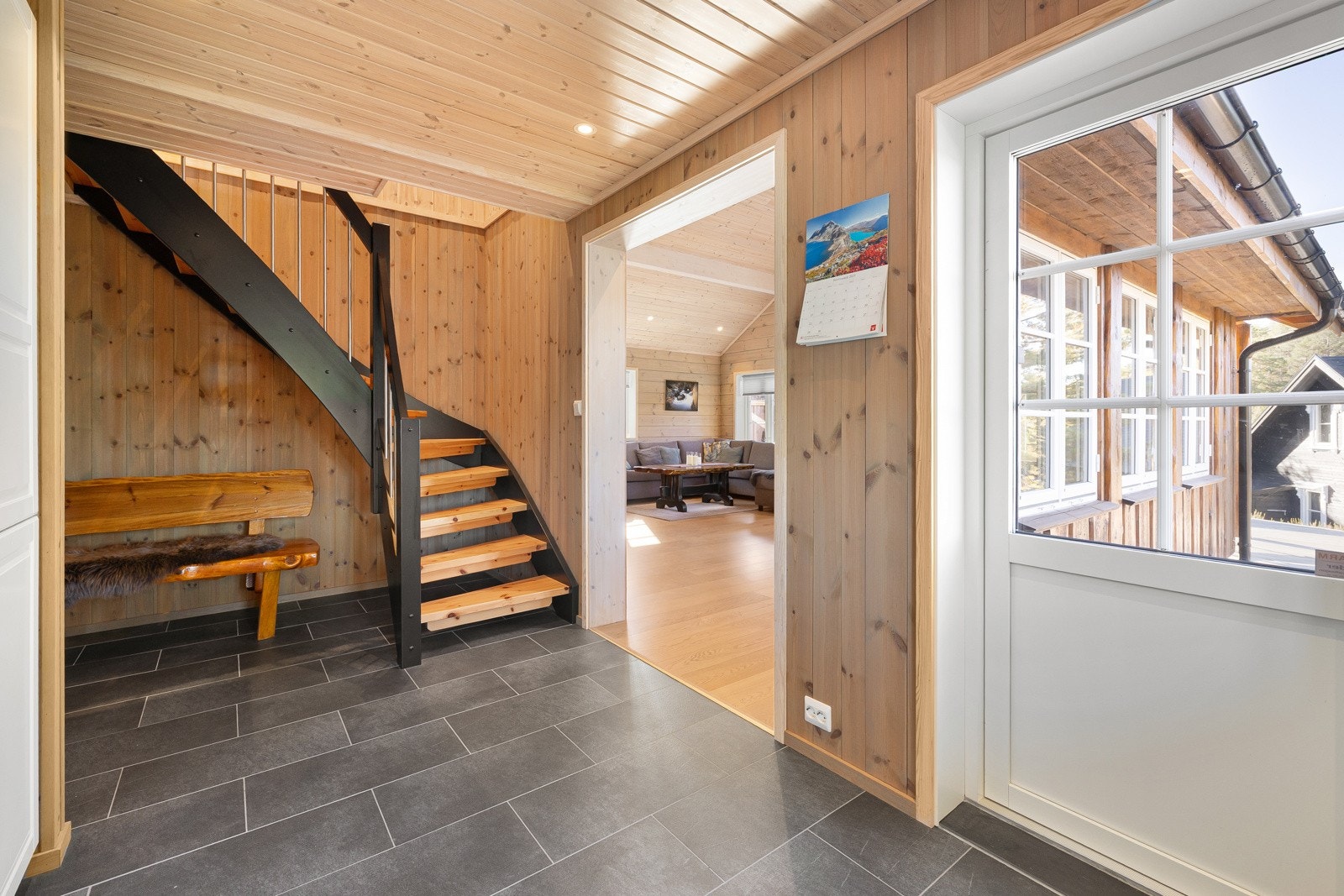 Fra kjøkkenet har du dirkete adkomst ut til terrassen. Galleribilde