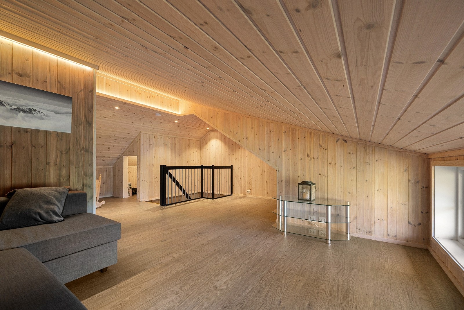 Loftstuen er av god størrelse og gir en hyggelig tilbaketrukket atmosfære. Galleribilde