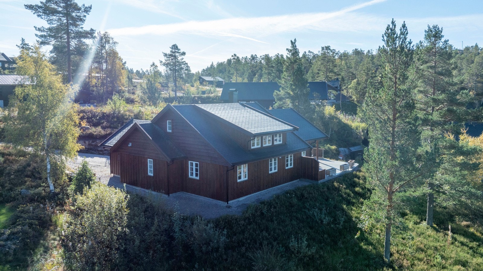 Rett utenfor hytteveggen ligger alt til rette for at både barn og voksne skal kunne trives når de er på ferie på hytta. Galleribilde