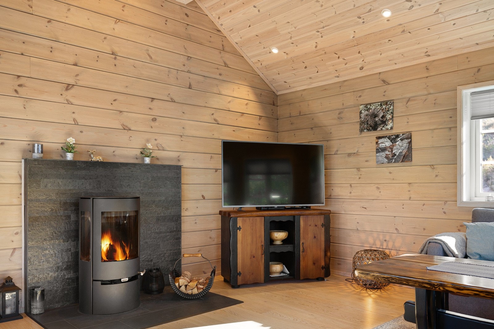 Den sentralt plasserte peisovnen gir en lun og behagelig varme, og bidrar til å skape en koselig stemning på kalde dager. Galleribilde