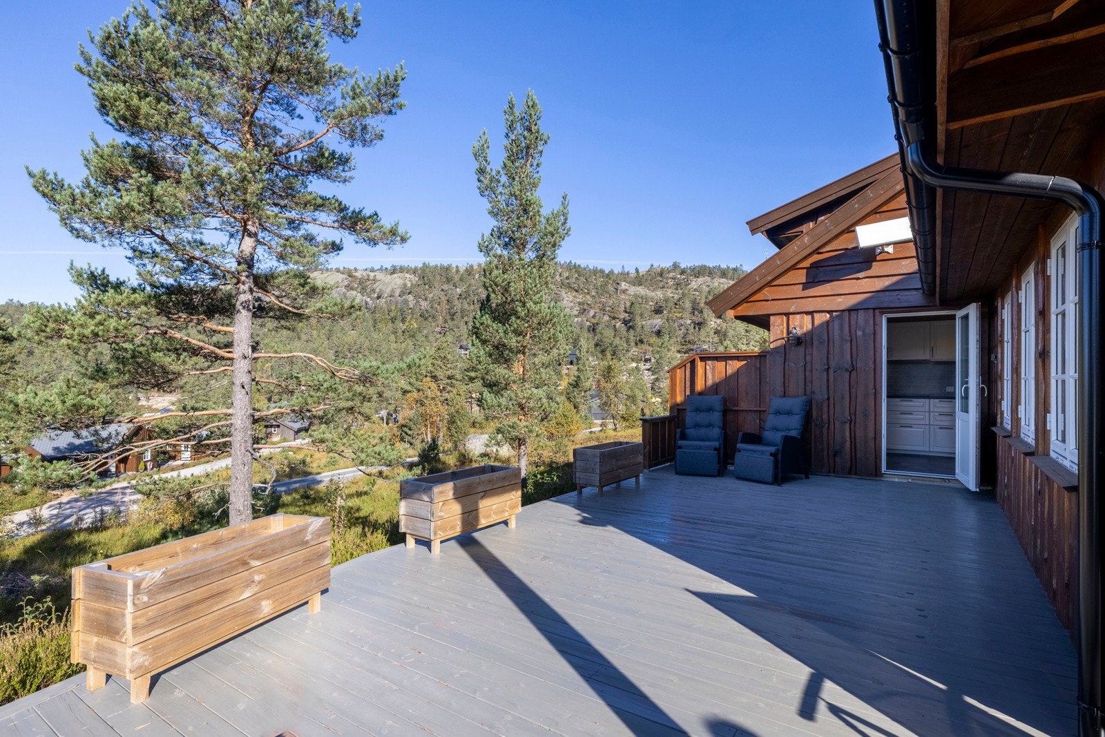 Hytta har hyggelige uteområder med stor solrik terrasse. Galleribilde