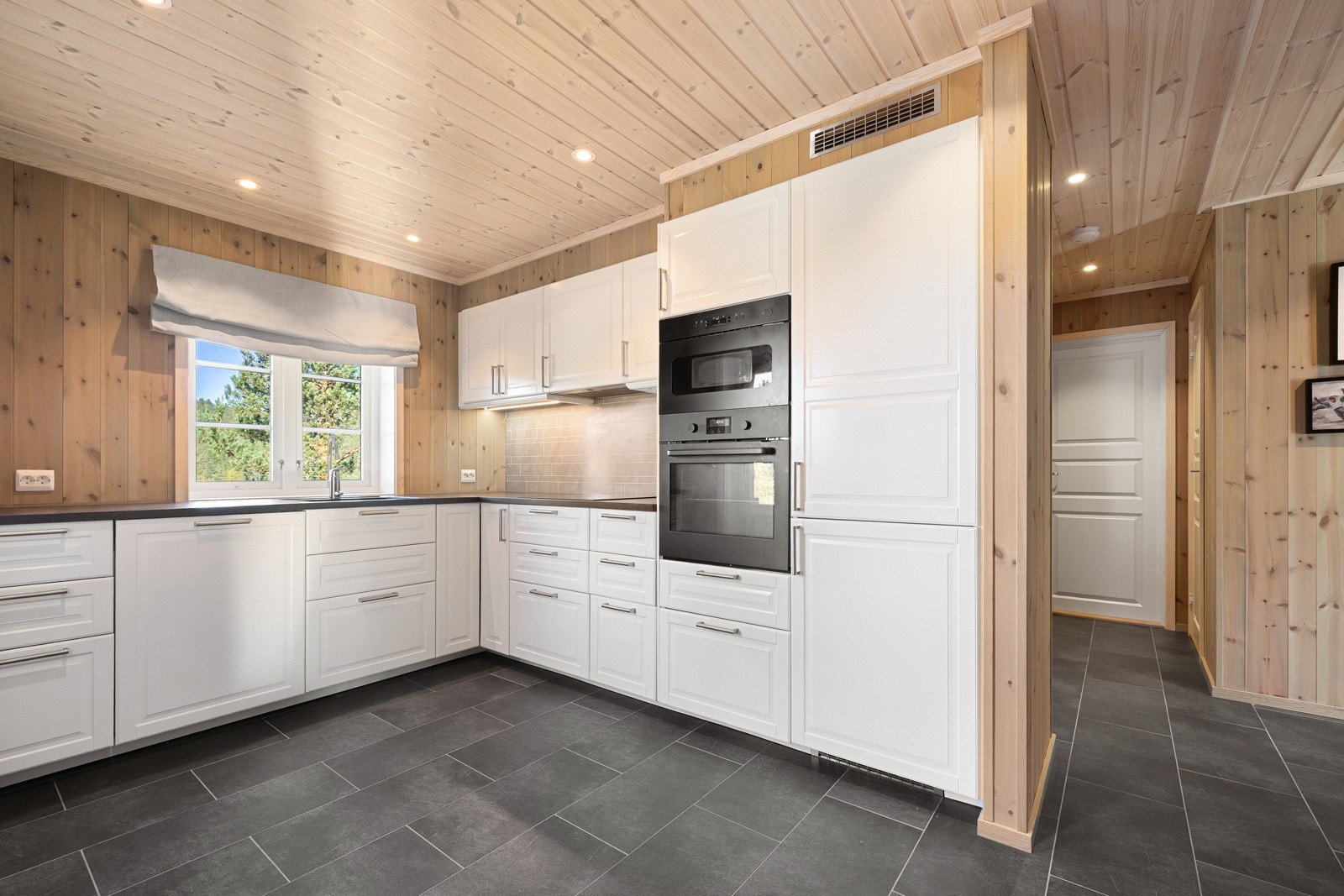 Det er godt utrustet med kjøleskap/frys, oppvaskkum med tilhørende blandebatteri, innebygd micro, stekeovn og oppvaskmaskin, samt gode oppbevaringsmuligheter i skap og skuffer. Galleribilde