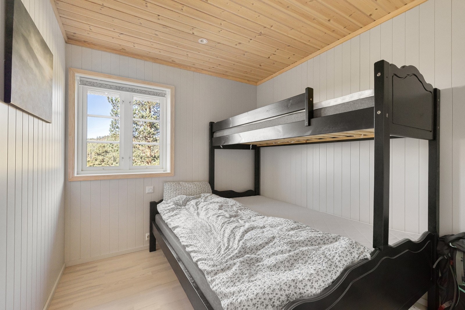 Hytta inneholder totalt fire soverom, hvorav ett er plassert på loftet. Galleribilde