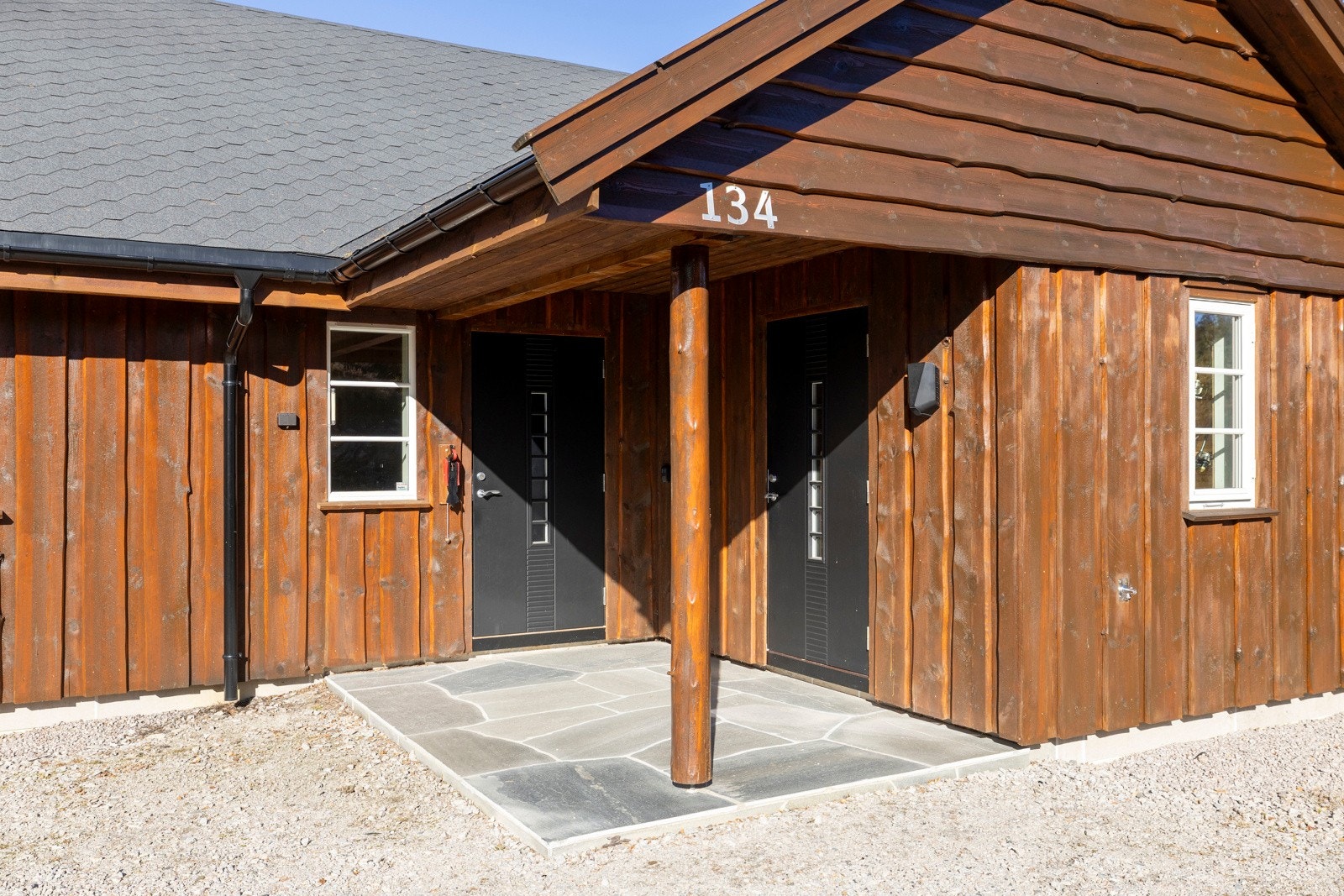 Rett utenfor entréen ligger en praktisk sportsbod som gir rikelig med ekstra oppbevaringsplass for utstyr og sesongartikler. Galleribilde