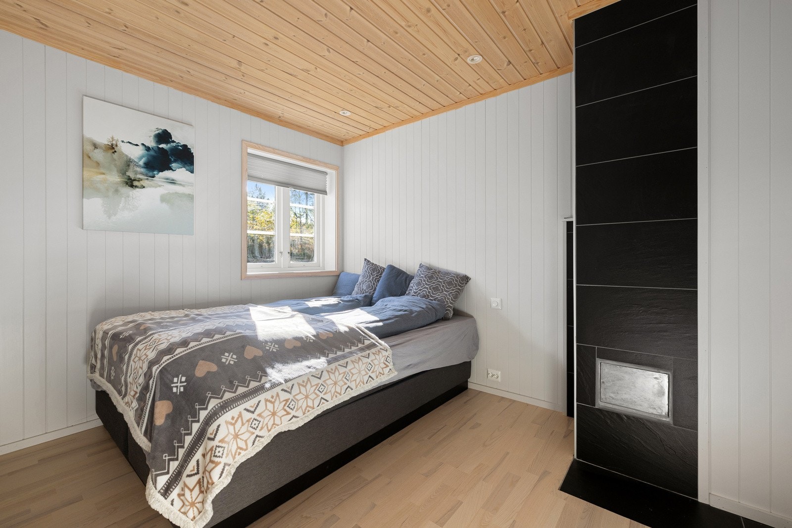 Den gode romfordelingen gir mange sengeplasser, noe som gjør hytta svært godt egnet for å samle familie og venner på hyggelige hytteturer uten å måtte bekymre seg for plass. Galleribilde