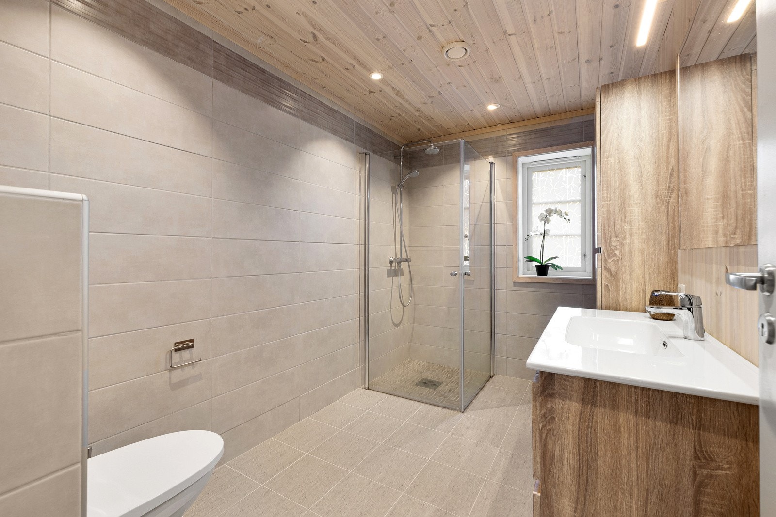 Badet har flislagt gulv med elektriske varmekabler som gir en lun og behagelig varme, også på kalde dager. Galleribilde