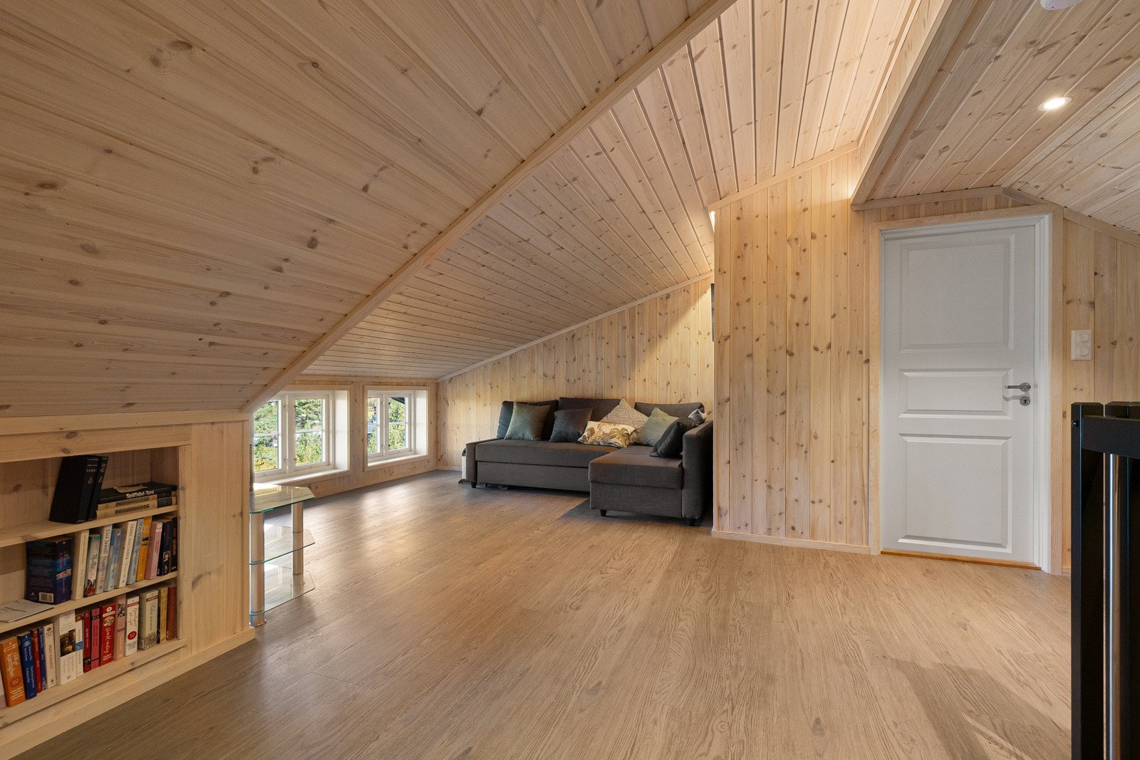 Rommet passer perfekt for avslapning etter en dag ute i naturen - enten du ønsker å nyte en film, lese en god bok eller bare trekke deg litt tilbake i rolige omgivelser. Galleribilde