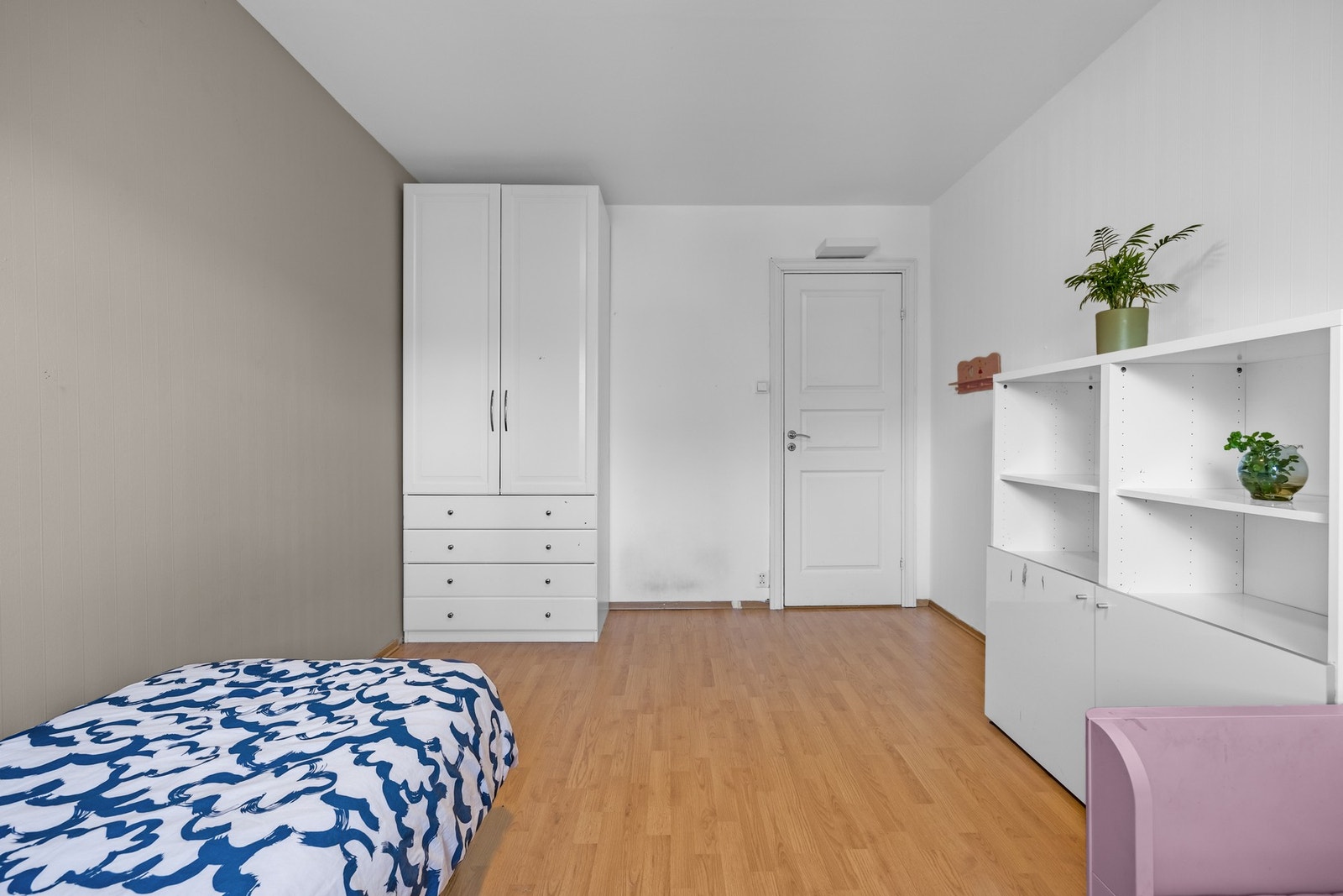Godt med dagslys fra vinduet, samt naturlig ventilasjon via veggventil. Galleribilde