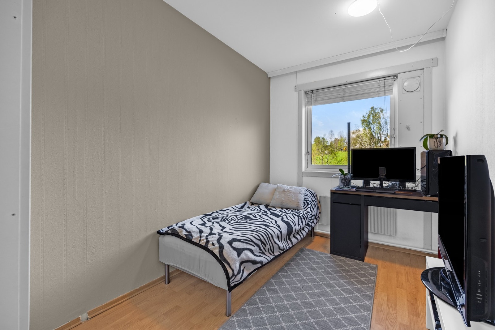 Det andre soverommet er noe mindre og egner seg godt som barnerom eller kontor. Galleribilde