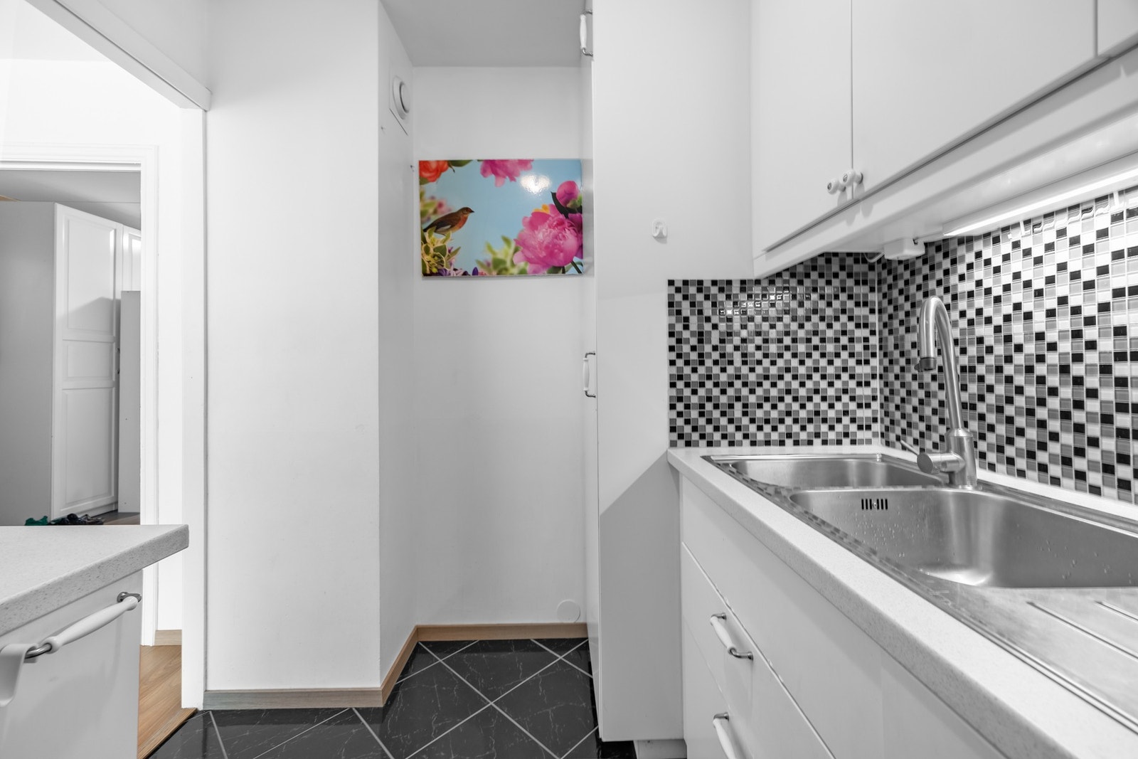 Her finner du integrerte hvitevarer som kjøl/fryseskap, oppvaskmaskin, platetopp, stekeovn og mikrobølgeovn. Kjøkkenventilatoren har kullfilter. Galleribilde