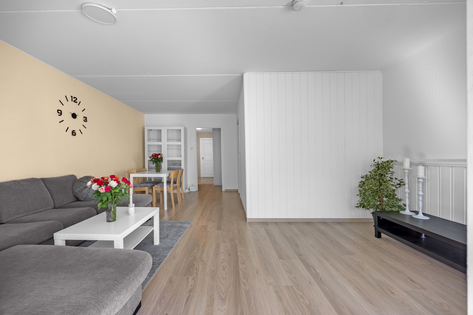 Gulvet er belagt med laminat, mens veggene er dekket av tapet som gir et nøytralt utgangspunkt for personlig stil. Galleribilde