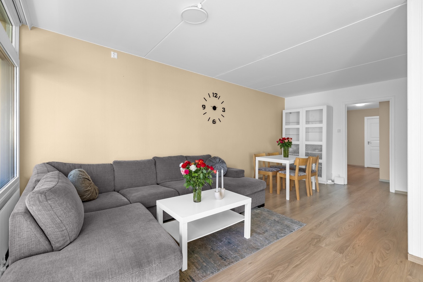 Her kan du enkelt plassere både sofagruppe og spisebord, og fortsatt ha god plass til hverdagslige aktiviteter. Galleribilde