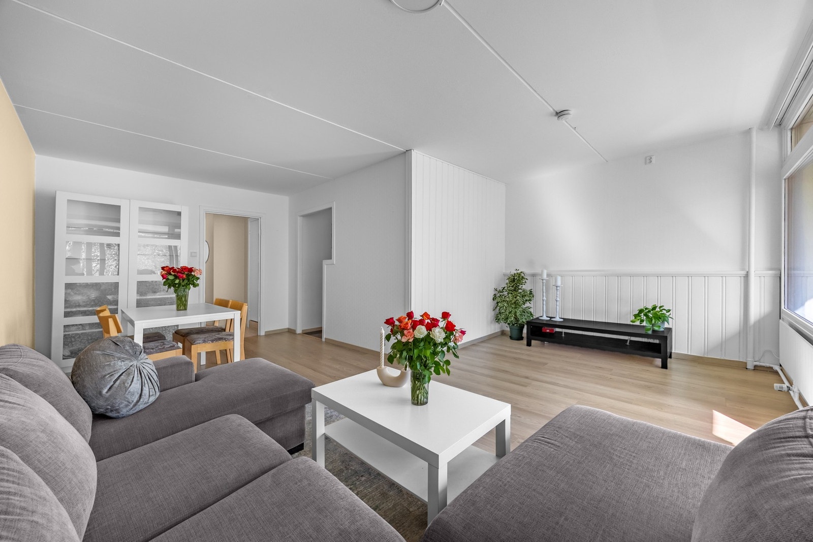 Stuen har et praktisk oppsett som gir rom for ulike innredningsløsninger. Galleribilde