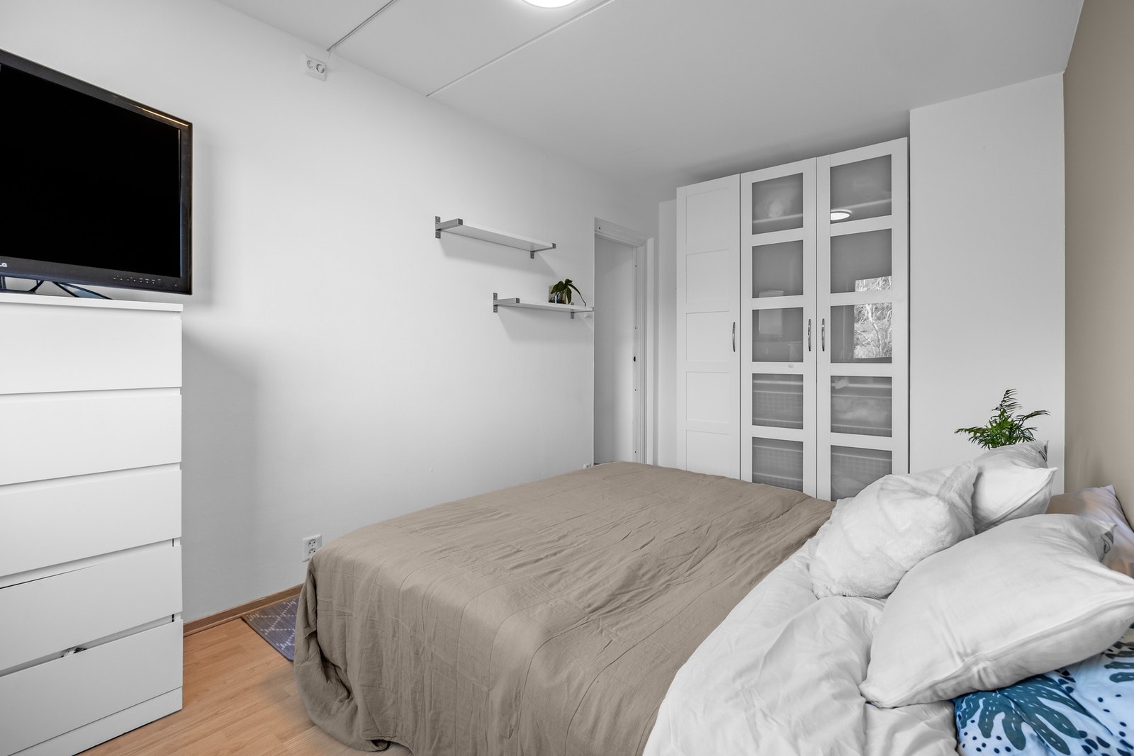 Veggene er tapetserte, og gulvet har laminat. Galleribilde