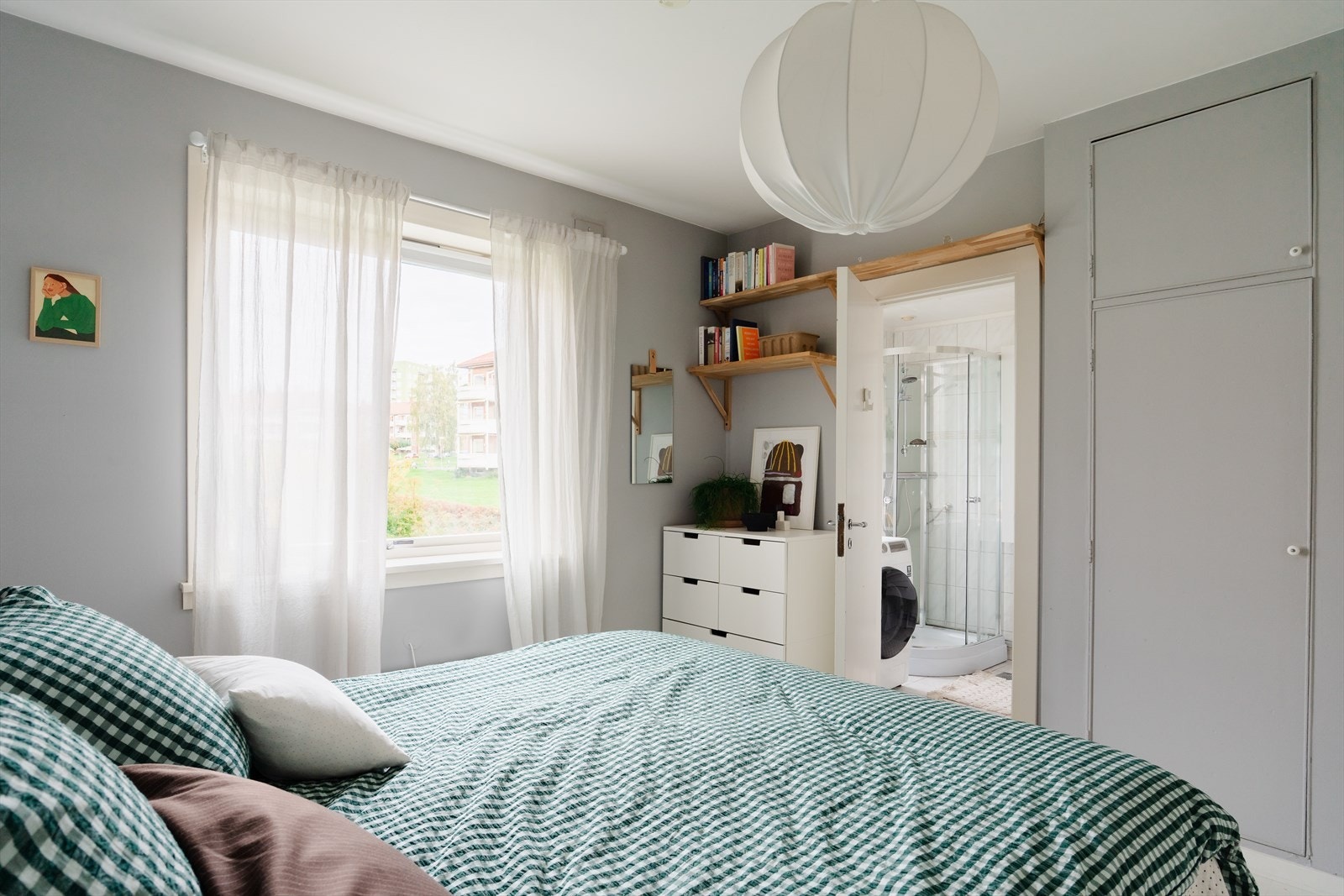 Baderommet har adkomst fra både hovedsoverom og entrè Galleribilde