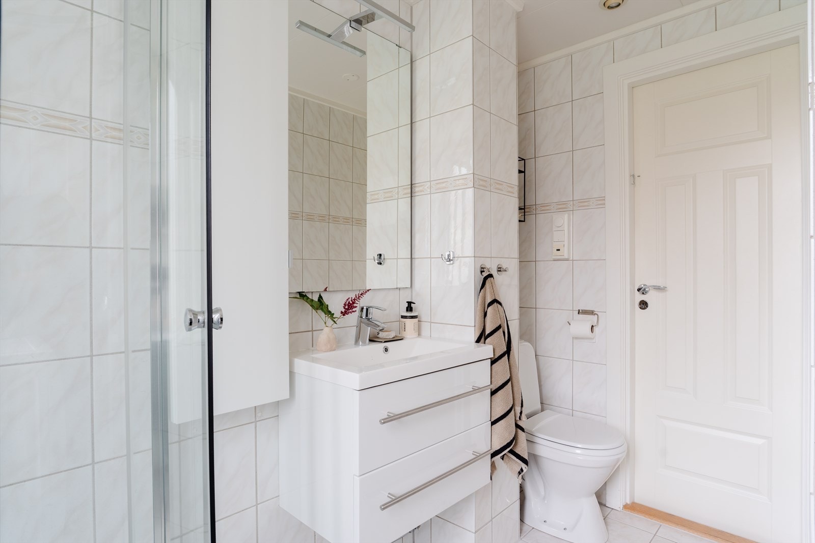 Baderommet er utstyrt med servant med innredning, dusjkabinett og toalett Galleribilde