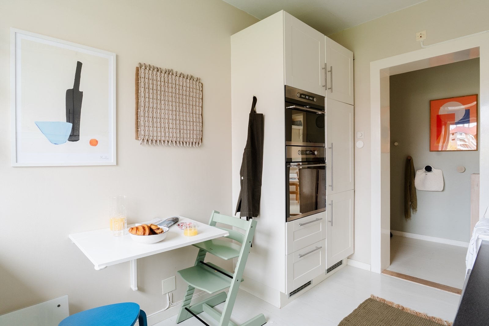 Kjøkkenet er godt utstyrt og har god skap- og benkeplass Galleribilde