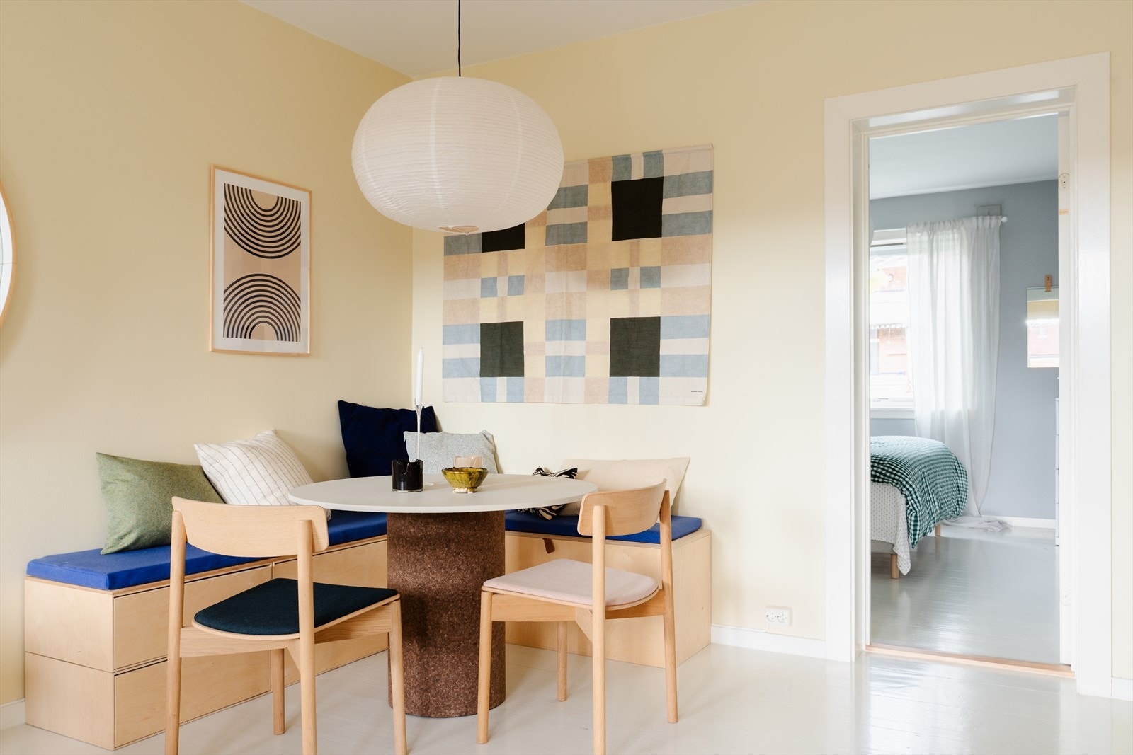 Lys og gjennomgående leilighet i 2. etasje med balkong Galleribilde