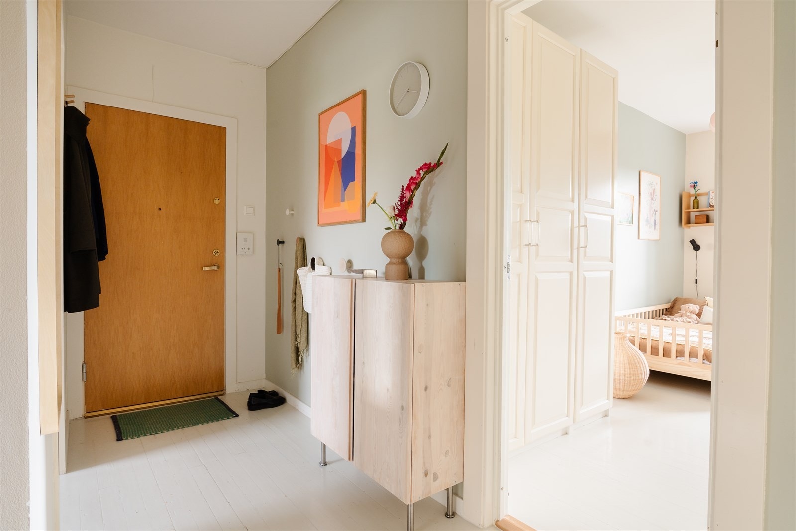 Det er god plass til å henge fra seg yttertøy. Det medfølger to boder i kjelleren på til sammen 9 kvm og en loftsbod på 5 kvm Galleribilde