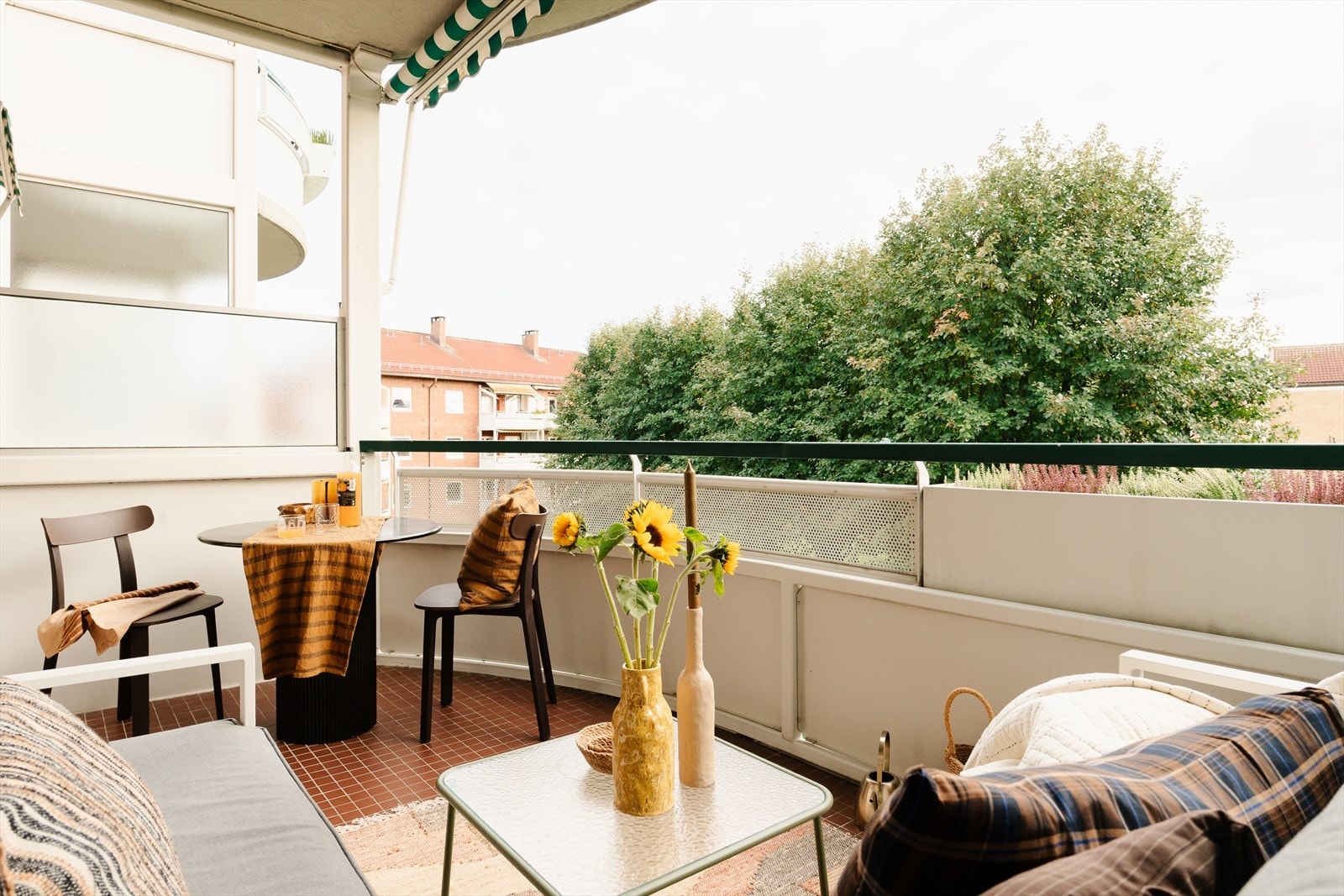 Balkongen er overbygget og blir en fin forlengelse av stuen i sommerhalvåret Galleribilde