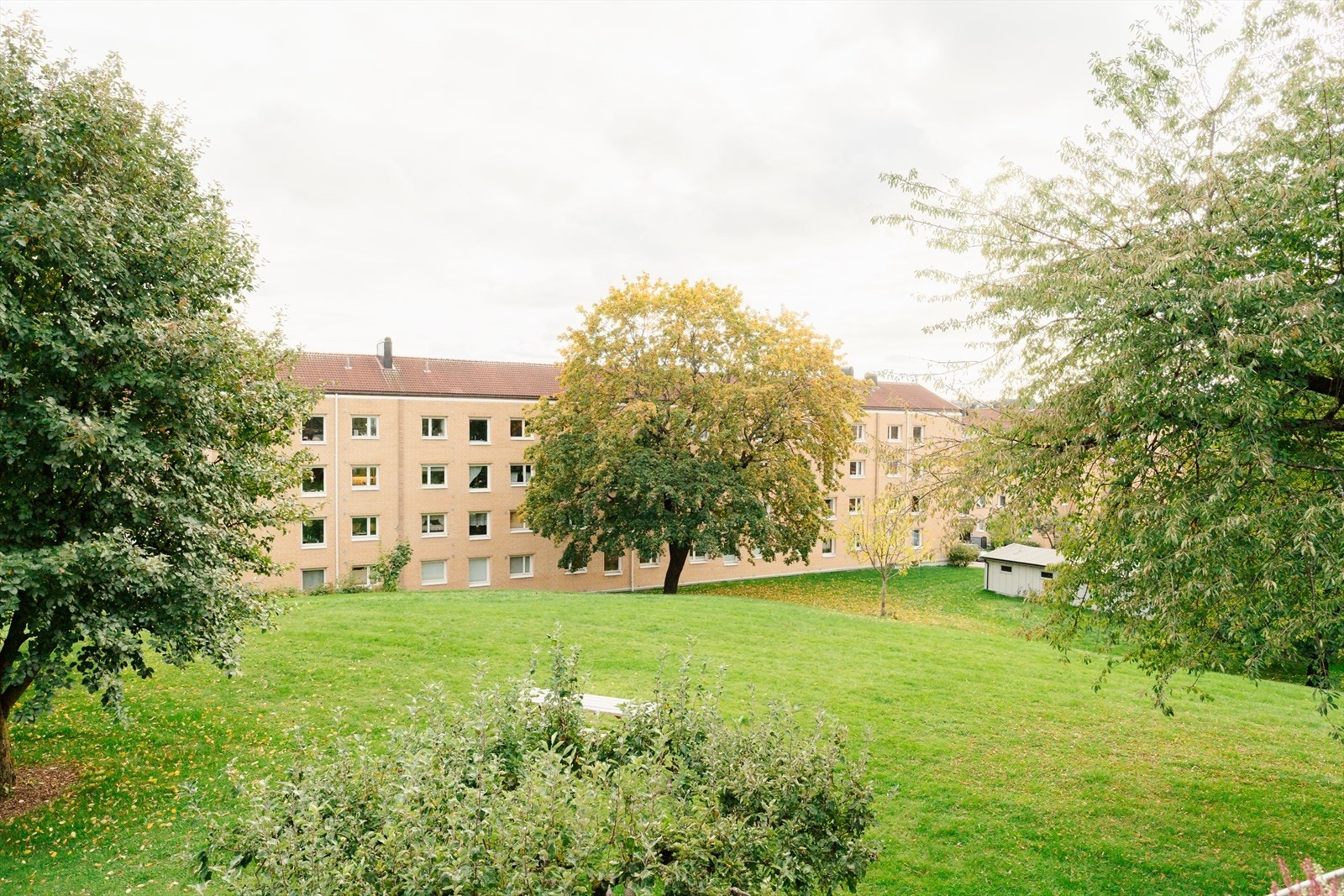 Fra balkongen kan du nyte fantastisk utsyn mot pent opparbeidede grøntområder Galleribilde