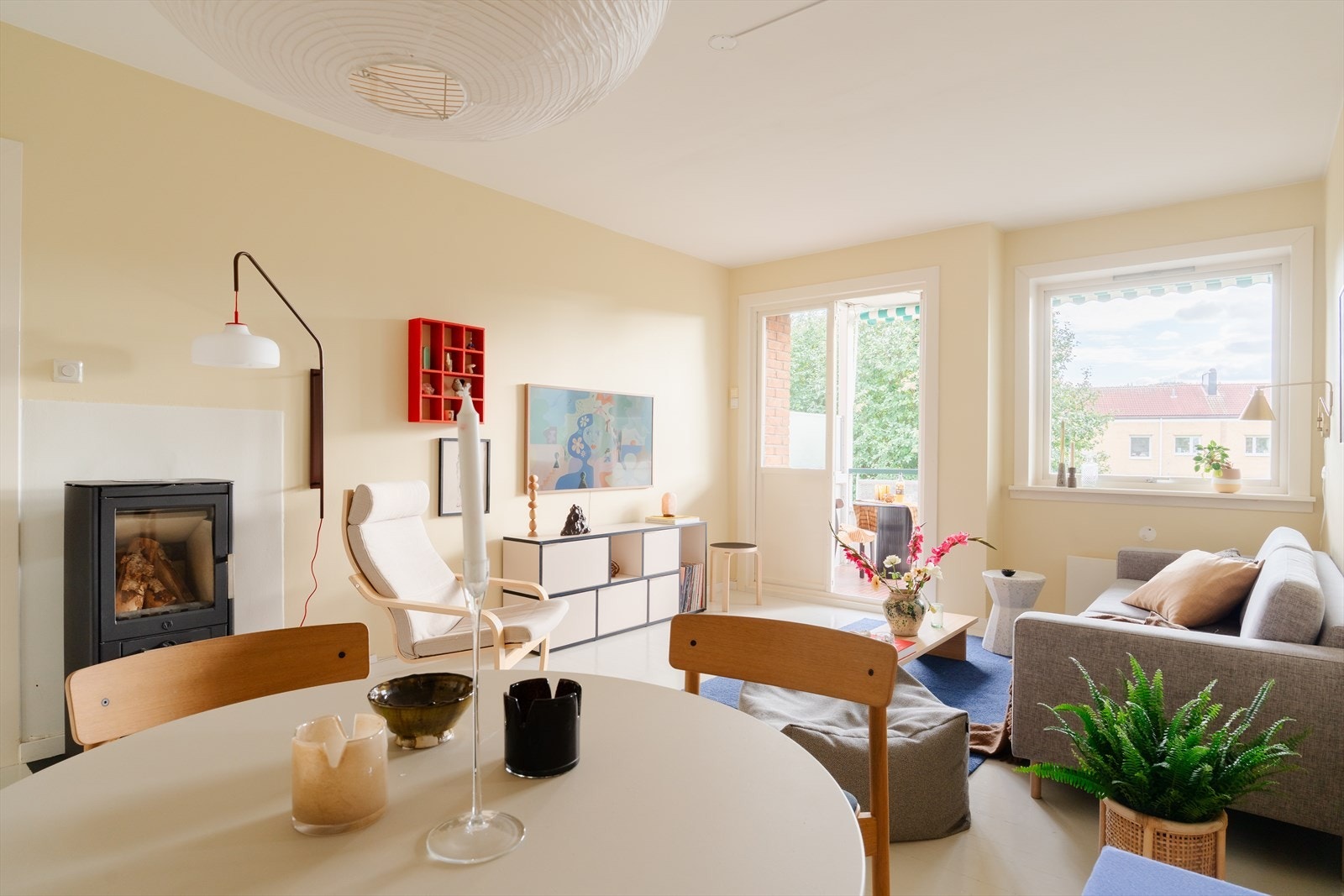 Stuen er av god størrelse og har god plass til møblering Galleribilde