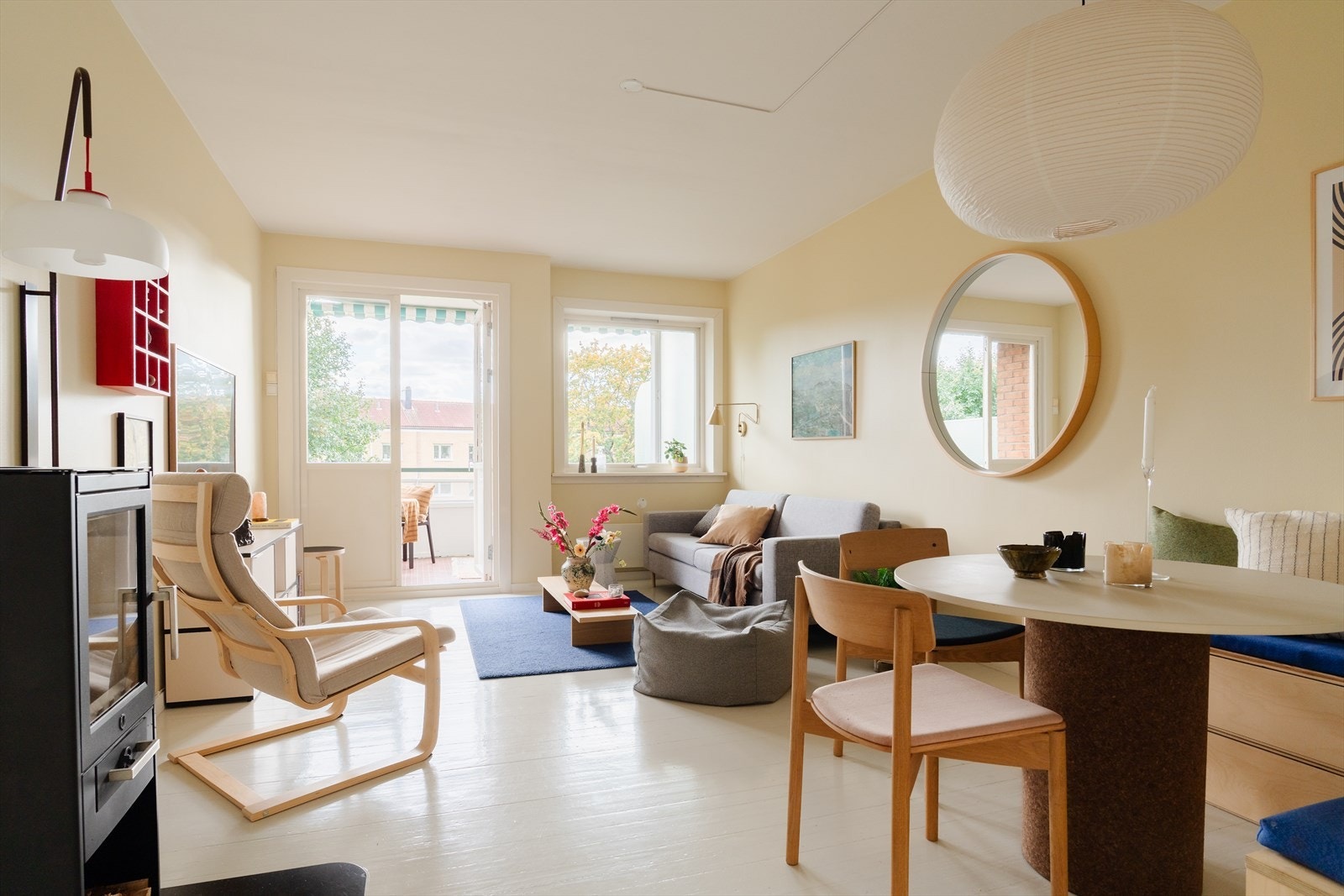 Leiligheten har store og flotte vindusflater som slipper inn godt med naturlig lys Galleribilde