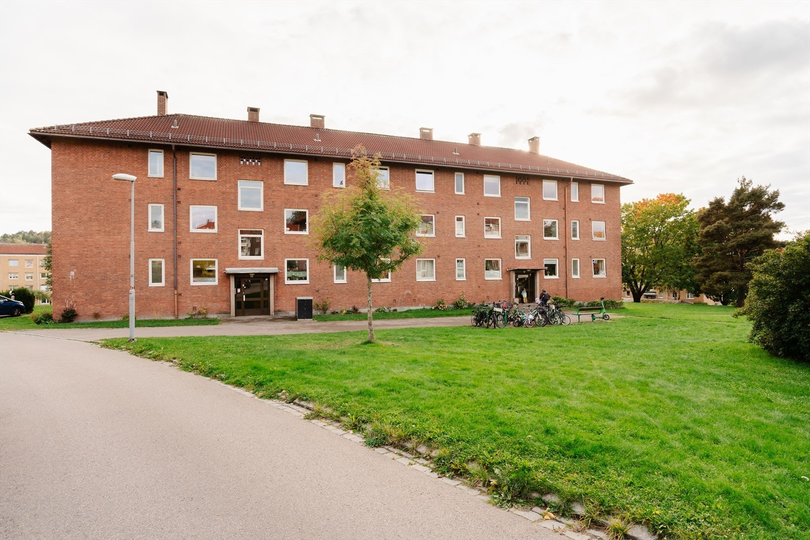 Boligen ligger i en blindvei med lite trafikk og støy. Gode parkeringsmuligheter Galleribilde