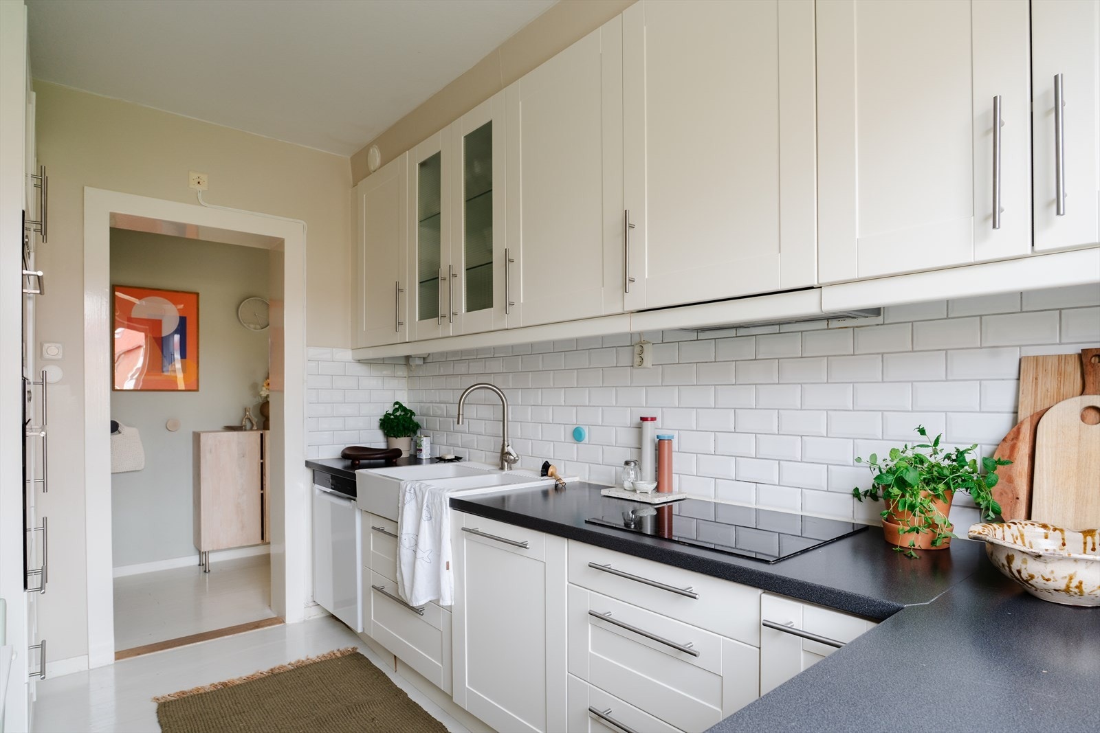 Separat og romslig kjøkken med enkel adkomst fra entrè Galleribilde