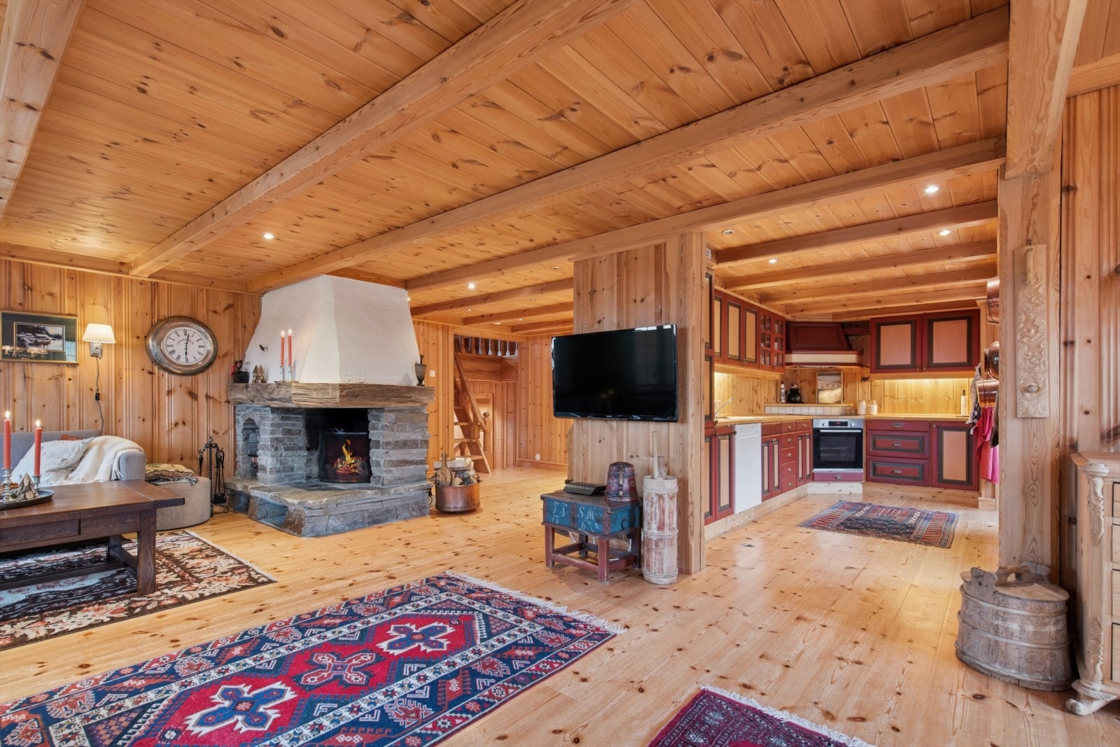 Stort kjøkken med delvis åpen løsning mot stue og spisestue - perfekt for sosialt samvær, samtidig som det gir skjermet plass når det trengs. Galleribilde