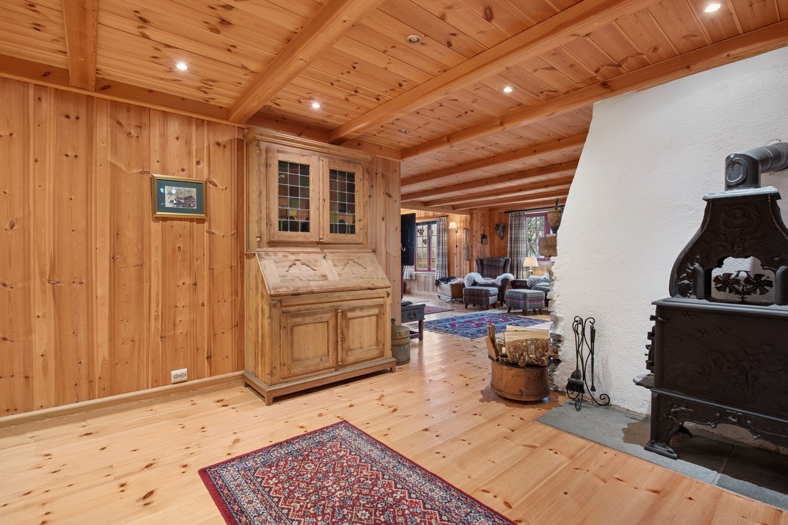 Gjennomgang fra stue til sove- og baderomsområde - praktisk og avskjermet løsning som skaper privatliv. Galleribilde