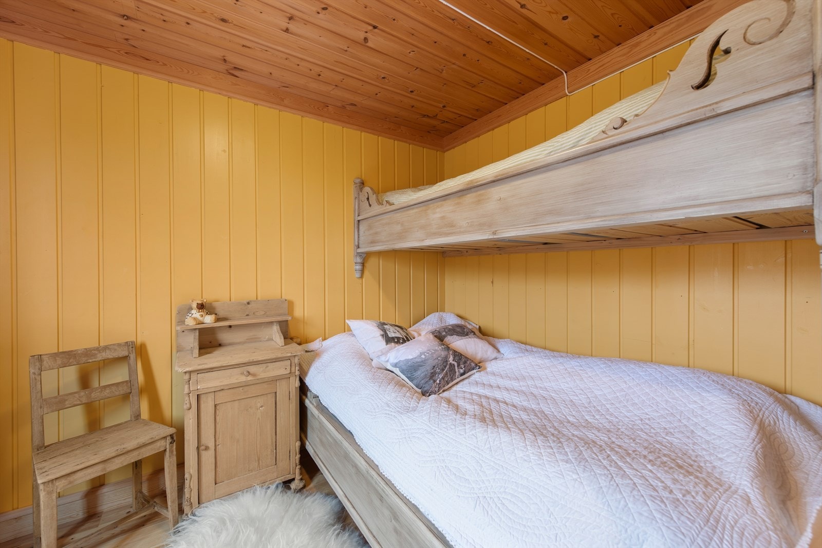 Soverom 3 i hovedhytta har god plass til både seng og garderobe, med plassbygget seng som utnytter arealet optimalt. Galleribilde