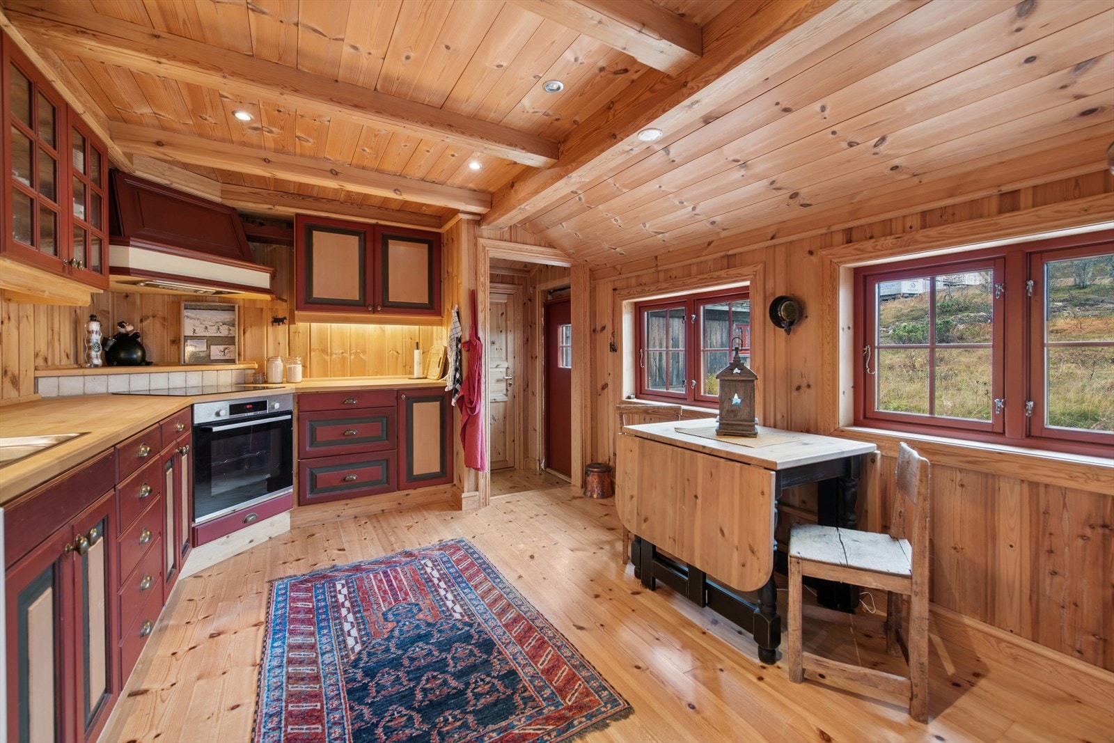 Når hytta ikke er full, er det også lagt til rette for en liten, hyggelig spiseplass på loftet. Galleribilde