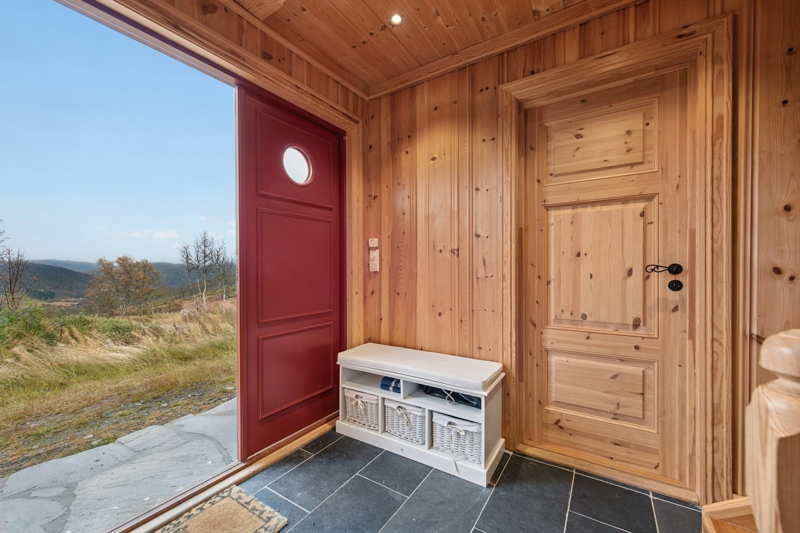 Hytta er lekkert og smakfullt innredet og har en sosial planløsning med bl.a. åpen stue/spisestue/kjøkkenløsning, peisestue, 2 flotte peiser, 2 bad, badstue og 3 soverom av god størrelse. Bod og utvendig bod. Galleribilde