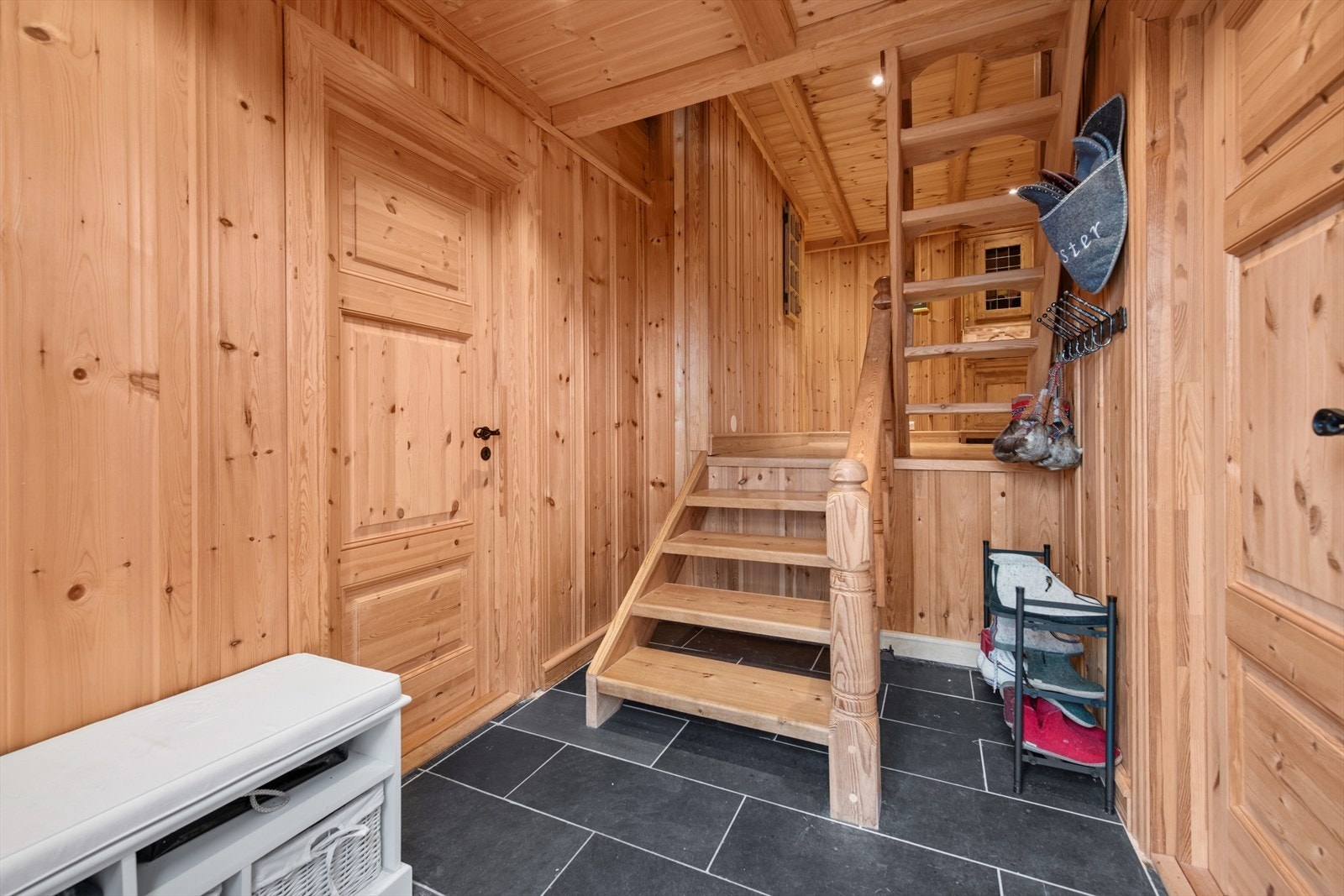 Velkommen inn i en romslig gang hvor du enkelt kan henge fra deg klær og utstyr - en praktisk og hyggelig start på hyttedagen. Galleribilde
