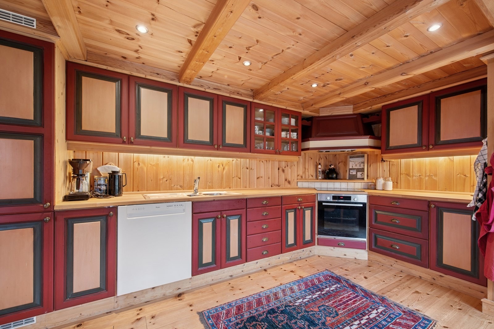 Rikelig med skap- og benkeplass - her kan du trylle fram alt fra deilige vafler til festmåltider, og invitere familie og venner til hyggelige stunder på kjøkkenet. Galleribilde