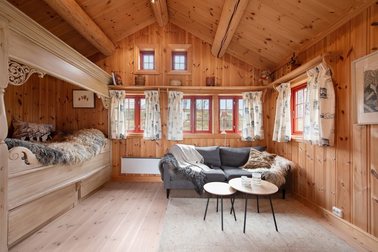 Koselig anneks innredet med ett rom med plassbygget seng, mulighet for eget bad, liten bod og egen inngang - perfekt som gjestehytte eller privat sone. Galleribilde