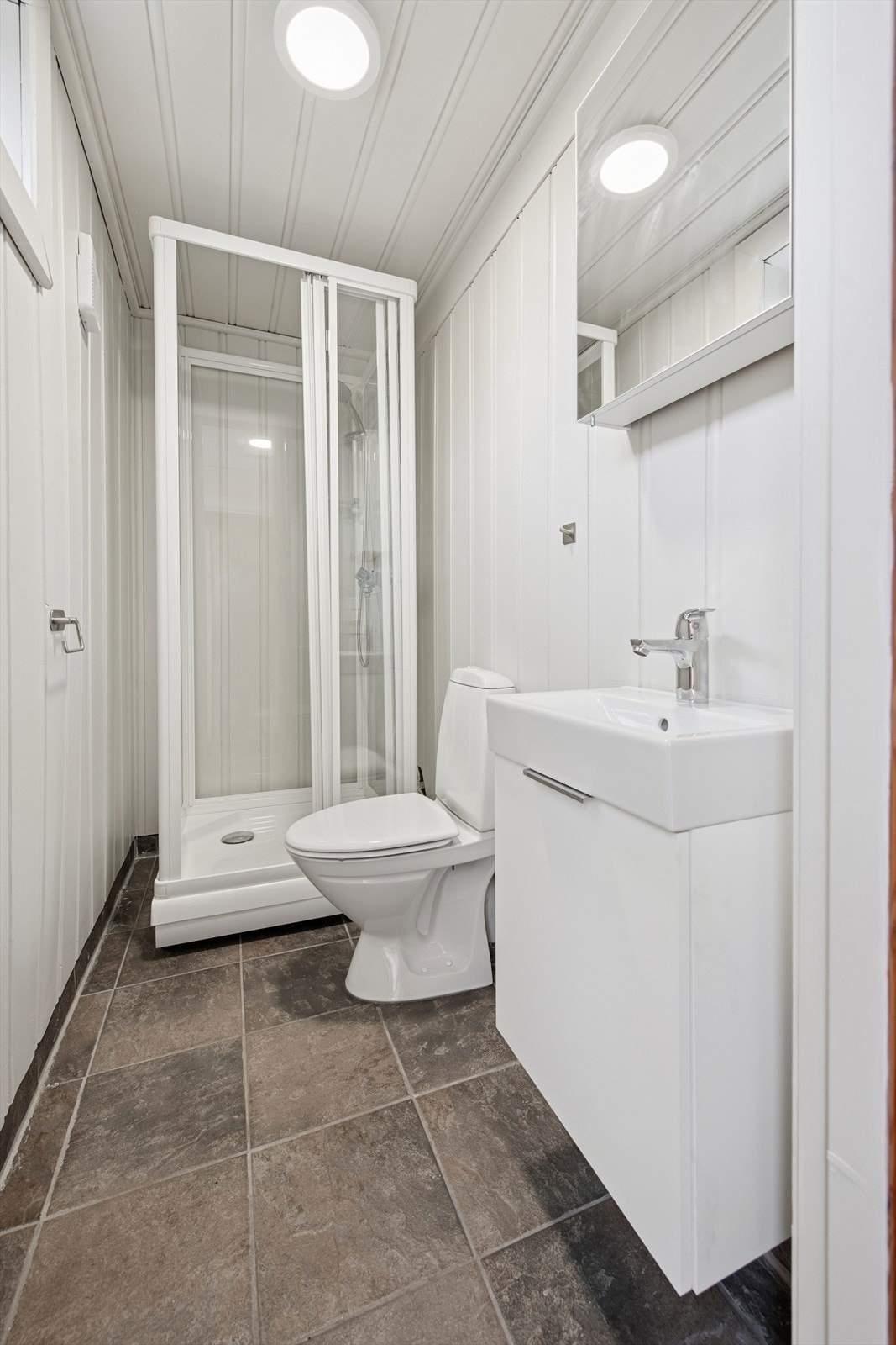 Badet i annekset er praktisk og arealeffektivt, perfekt tilpasset hyttens behov. Badet er nylig pusset opp. Galleribilde